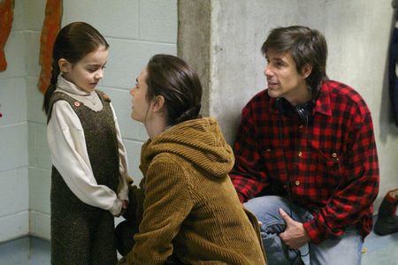 Jennifer Connelly, Walter Salles, and Ariel Gade in Dark Water (2005)