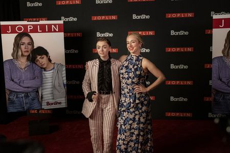 Sarah Goldberg and Elsie Fisher in Barry: all the sauces (2022)