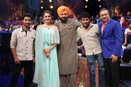 Sachin Khedekar, Isha Koppikar, Navjot Singh Sidhu, Kapil Sharma, and Akash Thosar in The Kapil Sharma Show (2016)