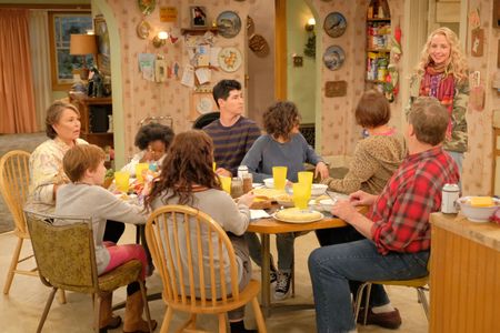 John Goodman, Roseanne Barr, Sara Gilbert, Michael Fishman, Alicia Goranson, Laurie Metcalf, Emma Kenney, Jayden Rey, an