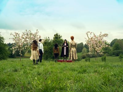 John Cameron Mitchell, Isla Gie, Vanesu Samunyai, Laurence Cendrowicz, and Daisy Badger in The Sandman (2022)