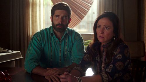 Pamela Adlon and Stephen Schneider in Bumblebee (2018)