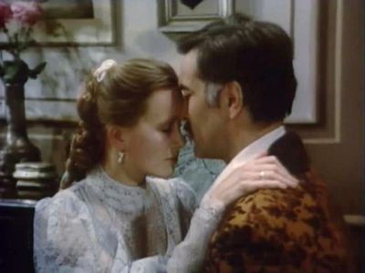 Hanna Dunowska and Anatoliy Khostikoev in Radi semeynogo ochaga (1992)