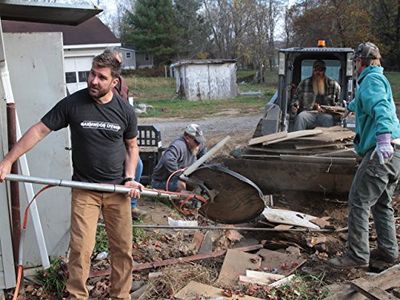 Mark Bowe in Barnwood Builders (2013)