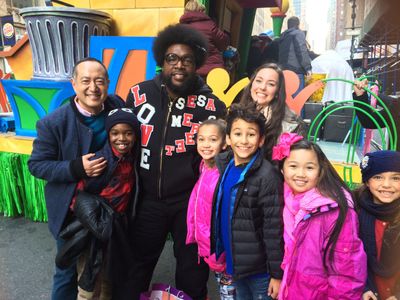 Alan Muraoka, Questlove, Suki Lopez, fellow child performers & RAINA CHENG pose for pics before boarding on the Sesame S