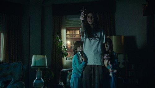 Bruna González, Claudia Placer, and Sandra Escacena in Verónica (2017)