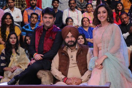 Navjot Singh Sidhu, Neeti Mohan, and Kapil Sharma in The Kapil Sharma Show (2016)