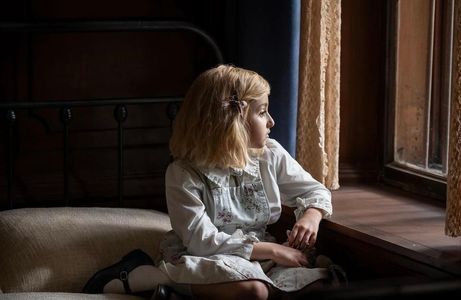 Still from We Were the Lucky Ones (Felicia)