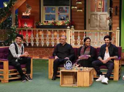 Tanvi Azmi, Paresh Rawal, Kartik Aaryan, and Kapil Sharma in The Kapil Sharma Show (2016)
