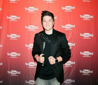 YouTubeRed Premeire Hyperlinked