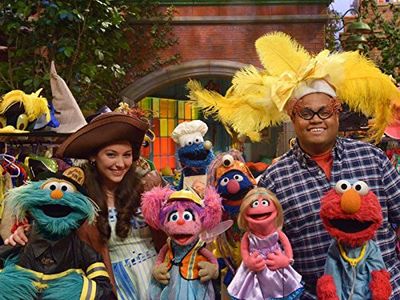 Christopher Knowings and Suki Lopez in Sesame Street (1969)