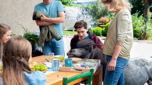 Paulina Schnurrer, Sebastian Achilles, Jana Reinermann, Tabea Hug, and Giuliano Marieni in A House of Animals: Zum Fress