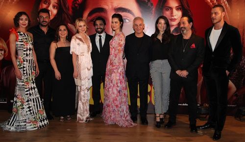 Zafer Algöz, Cem Yilmaz, Gülhan Tekin, Safak Pekdemir, Emrah Kaman, Nilperi Sahinkaya, Pelin Akil, Burak Çelik, and Toyg