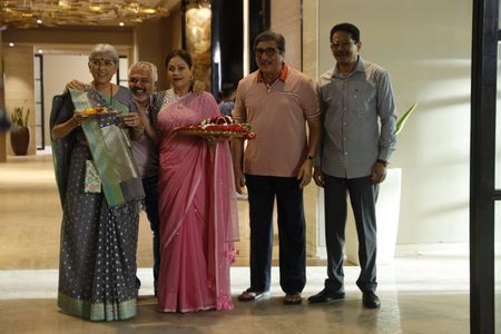 Raj Babbar, Ayesha Jhulka, Atul Kulkarni, Ratna Pathak Shah, and Atul Kumar in Happy Family Conditions Apply (2023)