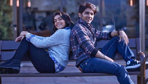 Prit Kamani and Eisha Singh in Middle Class Love (2022)