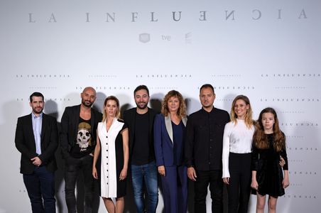 Emma Suárez, Denis Rovira van Boekholt, Kiko Martínez, Maggie Civantos, Manuela Vellés, Alain Hernández, and Claudia Pla