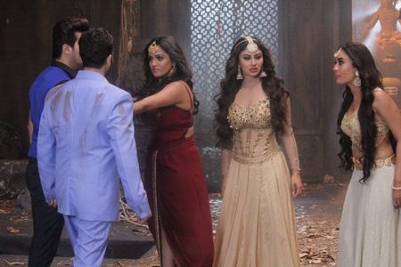 Anita Hassanandani Reddy, Karanvir Bohra, Mouni Roy, Arjun Bijlani, and Surbhi Jyoti in Naagin: Episode #3.103 (2019)