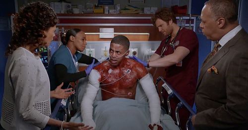 Erica Gimple (l),Justiin Davis (c),Nick Gehlfuss, John Conrad (r) in Chicago Med