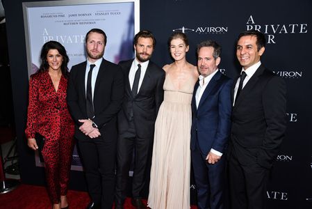 Tom Hollander, Rosamund Pike, Marissa McMahon, Matthew Heineman, Jamie Dornan, and Arash Amel in A Private War (2018)