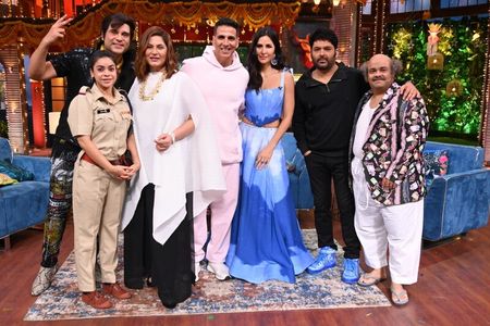 Akshay Kumar, Archana Puran Singh, Katrina Kaif, Kiku Sharda, Krishna Abhishek, Sumona Chakravarti, and Kapil Sharma in 