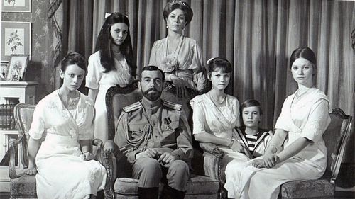 Lynne Frederick, Fiona Fullerton, Candace Glendenning, Michael Jayston, Ania Marson, Roderic Noble, and Janet Suzman in 