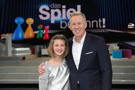 Johannes B. Kerner and Emma Schweiger in Das Spiel beginnt! (2015)