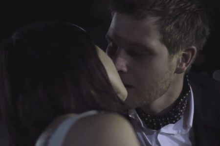 Still of Matt Burns and Carla Quevedo in Abril en Nueva York