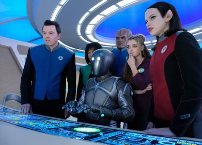 Penny Johnson Jerald, Seth MacFarlane, Peter Macon, Mark Jackson, Halston Sage, and Giorgia Whigham in The Orville (2017