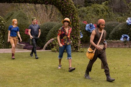 Nami, Casey Crafford, Mackenyu, Emily Rudd, Jacob Romero, and Iñaki Godoy in One Piece (2023)