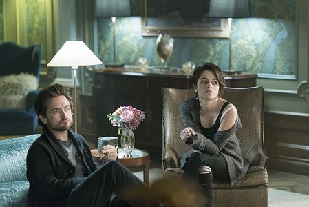 Justin Chatwin and Stephanie Leonidas in American Gothic (2016)