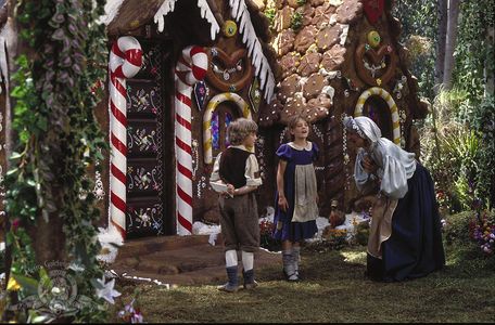 Cloris Leachman, Hugh Pollard, and Nicola Stapleton in Hansel and Gretel (1988)