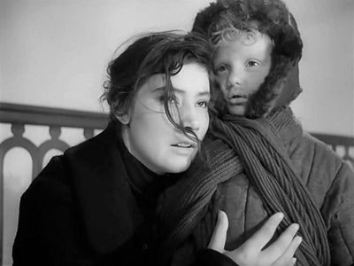 Aleksandr Popov and Tatyana Samoylova in The Cranes Are Flying (1957)