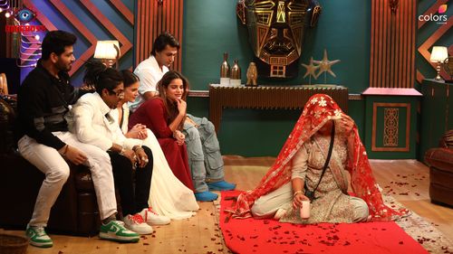 McStan, Shiv Thakare, Krishna Abhishek, Shaleen Bhanot, Priyanka Chahar Choudhary, and Archana Gautam in Bigg Boss: Krus