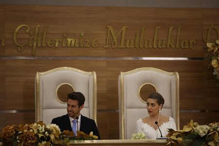 Öznur Serçeler and Birand Tunca in Erkenci Kus: Episode #1.38 (2019)