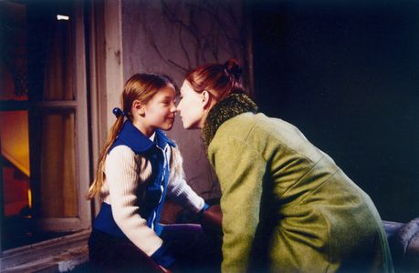 Carice van Houten and Sarah Bannier in Miss Minoes (2001)