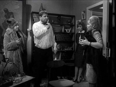 Vera Maretskaya, Ninel Myshkova, Rostislav Plyatt, and Faina Ranevskaya in Lyogkaya zhizn (1964)