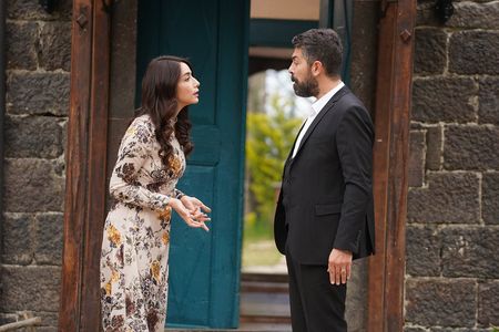 Sinan Tuzcu and Öykü Gürman in Sen Anlat Karadeniz: 49. Bolum (2019)