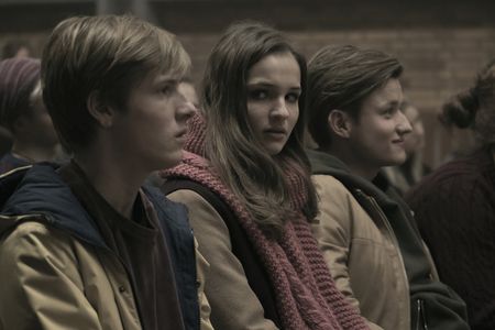 Lisa Vicari, Louis Hofmann, and Paul Lux in Dark (2017)