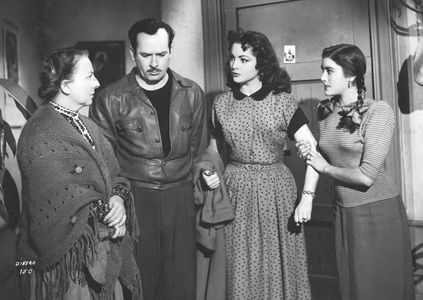Irma Dorantes, Maruja Grifell, Pedro Infante, and Sara Montiel in Necesito dinero (1951)