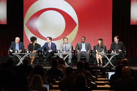 Matthew Perry, Garry Marshall, Lindsay Sloane, Bob Daily, Thomas Lennon, Wendell Pierce, and Yvette Nicole Brown in The 