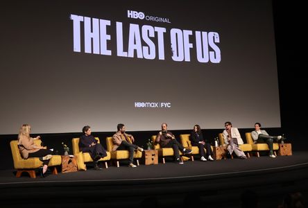 Pedro Pascal, Craig Mazin, Carolyn Strauss, Gabriel Luna, Lynette Rice, Neil Druckmann, and Bella Ramsey at an event for