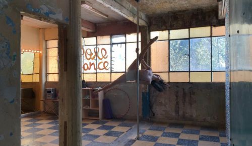 Gimena Gómez in pole dance. Stulls.