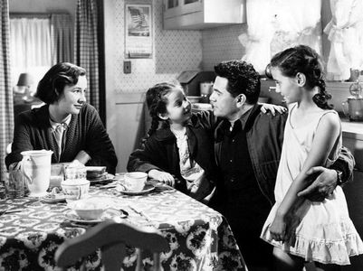 John Garfield, Donna Jo Boyce, Sherry Jackson, and Phyllis Thaxter in The Breaking Point (1950)