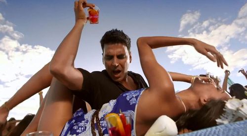 Akshay Kumar and Lisa Haydon in The Shaukeens (2014)