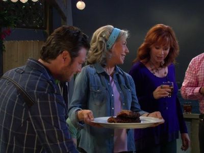 Reba McEntire, Lily Tomlin, and Blake Shelton in Malibu Country (2012)