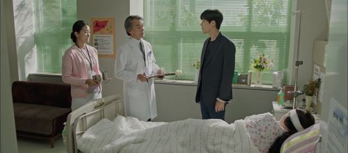 Nam Gi-ae and Kim Seon-Ho in Catch the Ghost (2019)