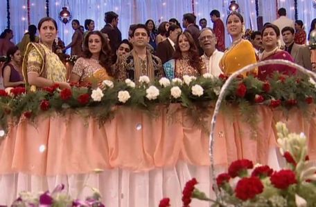 Anita Hassanandani Reddy, Amrita Singh, Smriti Malhotra-Irani, Eijaz Khan, and Sakshi Tanwar in Kkavyanjali (2005)