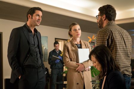 Tom Ellis, Lauren German, Al Madrigal, and Joy Osmanski in Lucifer (2016)