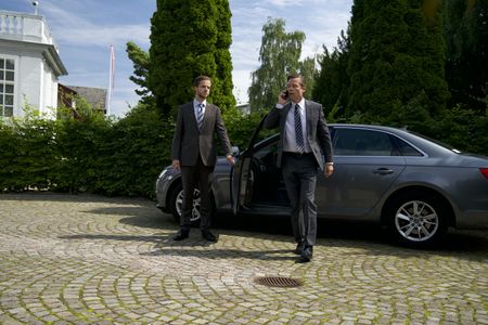 Guy Pearce and Bert Verbeke in Domino (2019)
