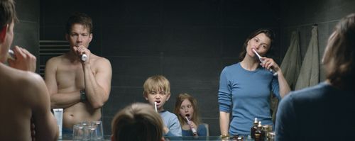 Johannes Kuhnke, Lisa Loven Kongsli, Clara Wettergren, and Vincent Wettergren in Force Majeure (2014)